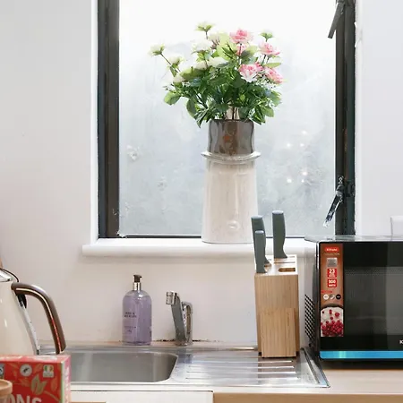 2 Bedroom House 12 Rutland