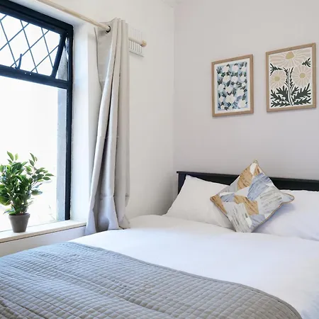 2 Bedroom House 12 Rutland