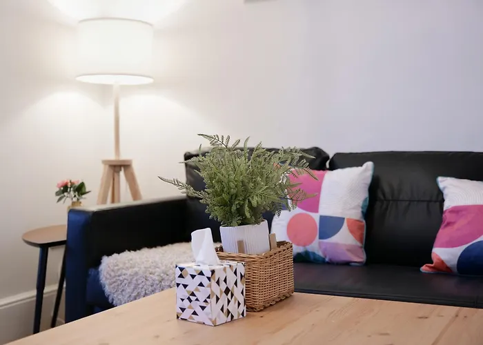 2 Bedroom House 12 Rutland *