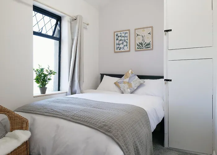 2 Bedroom House 12 Rutland Villa *