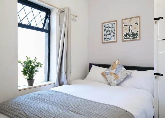 2 Bedroom House 12 Rutland